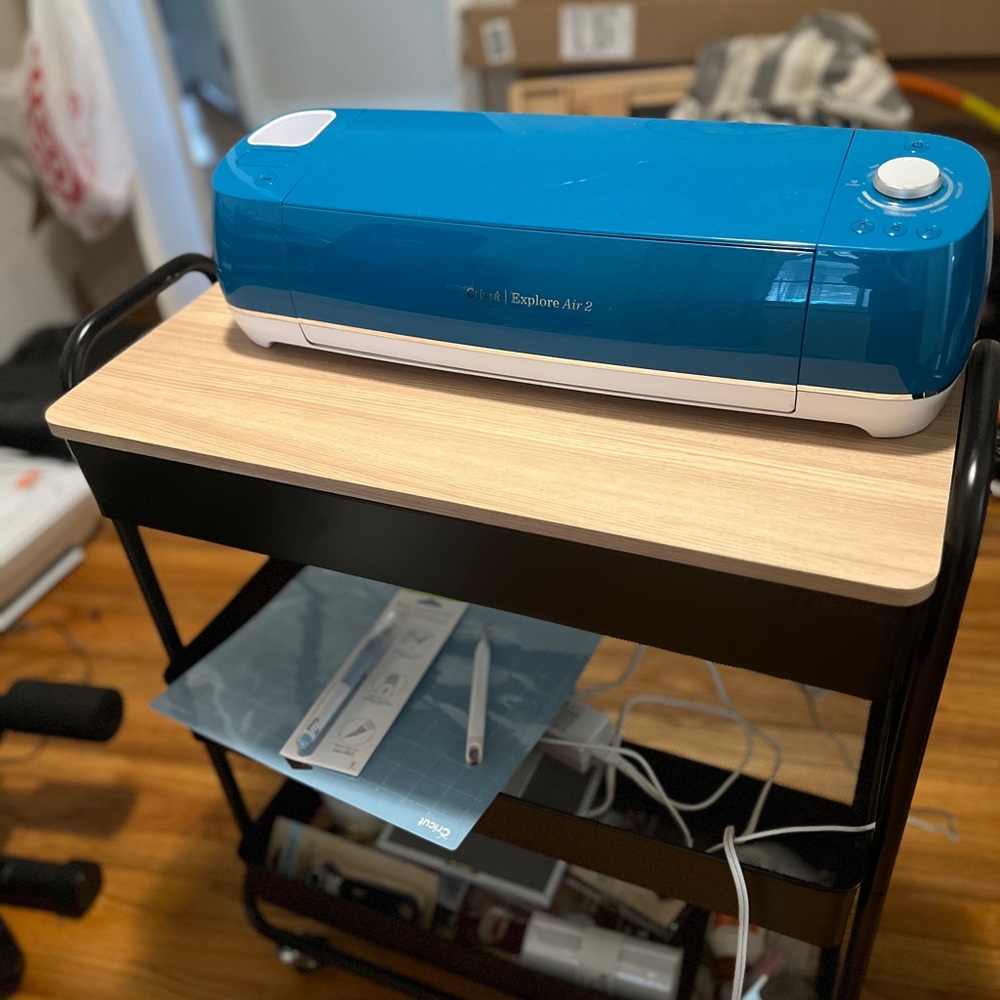 Cricut Explore Air 2 in Peacock Blue. Comes with lot of vinyls and accessories!